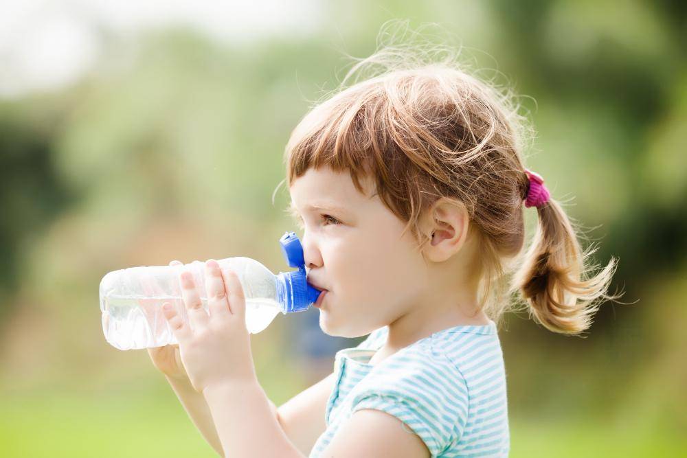 ilustrasi botol minum (freepik.com/bearfotos)