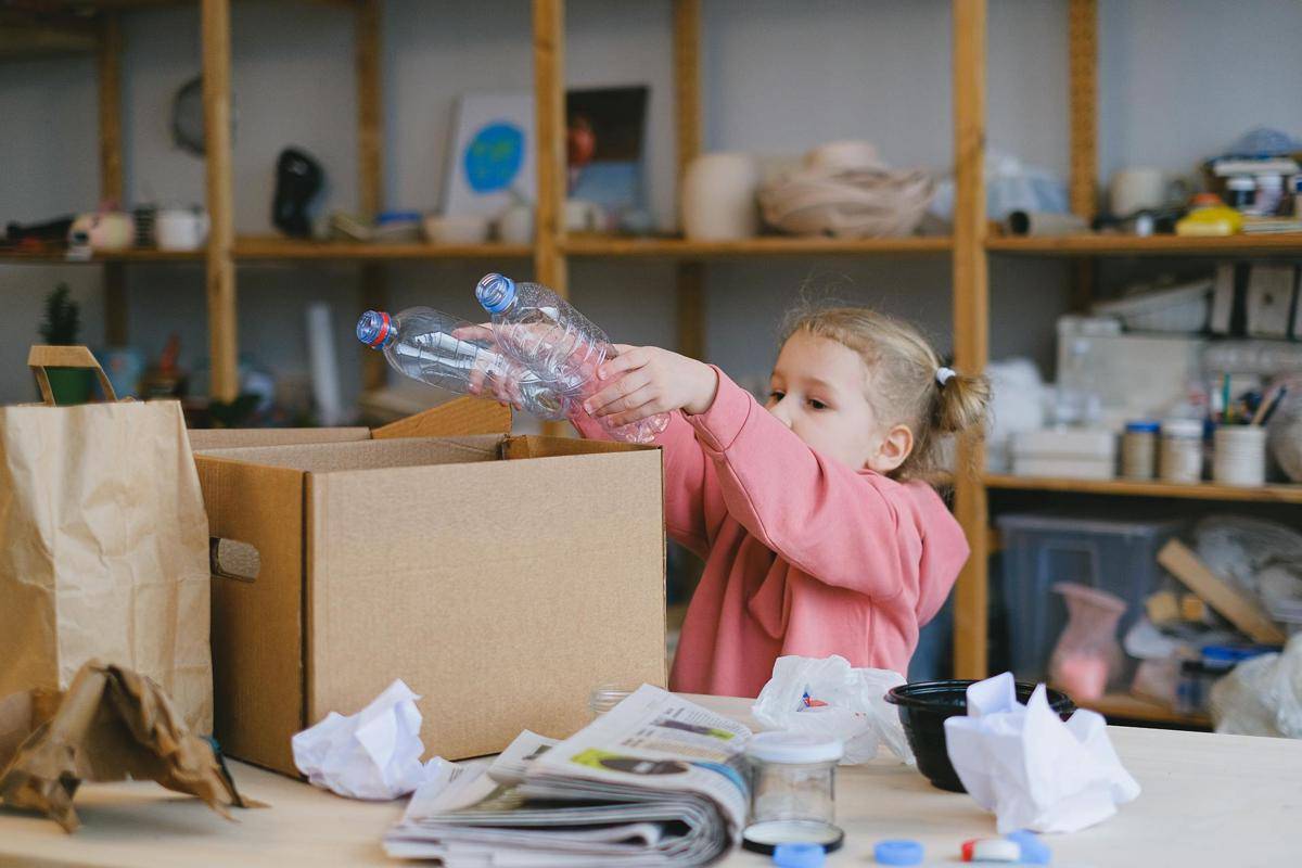 ilustrasi seseorang anak memilih sampah (pexels.com/Anna Shvets)