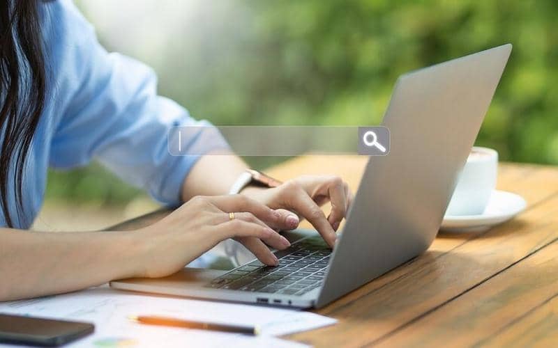 ilustrasi menghapus file sementara lewat Disk Cleanup pada tombol Search