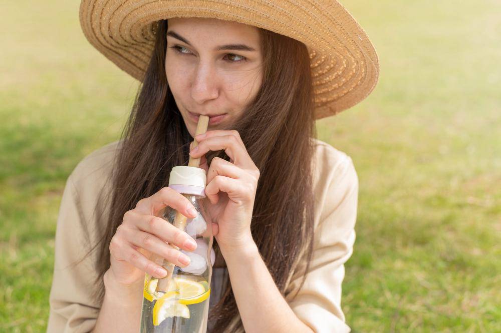 ilustrasi perempuan minum infused water (freepik.com/freepik)