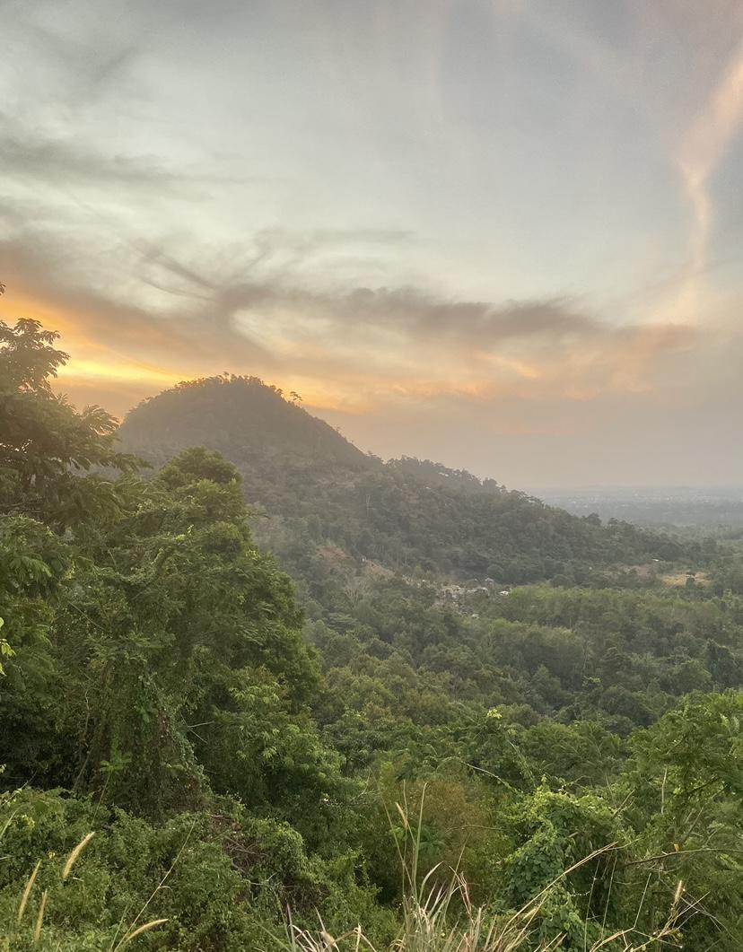 Menikmati Indahnya Sunset dari Bukit Pinteir Bangka Tengah