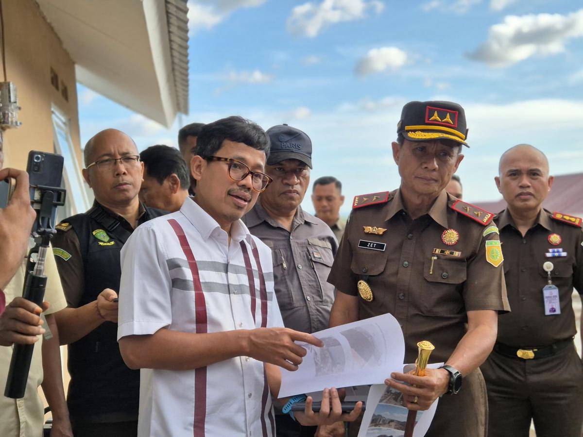 Ketua Komjak RI, Prof. Dr. Pujiyono Suwadi, (kiri) saat meninjau rusus eks Timor Timur. (Dok Kejati NTT)