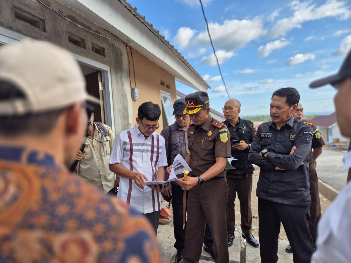 Ketua Komjak RI, Prof. Dr. Pujiyono Suwadi (kiri) saat meninjau rusus bagi eks pejuang Timor Timur. (Dok Kejati NTT)