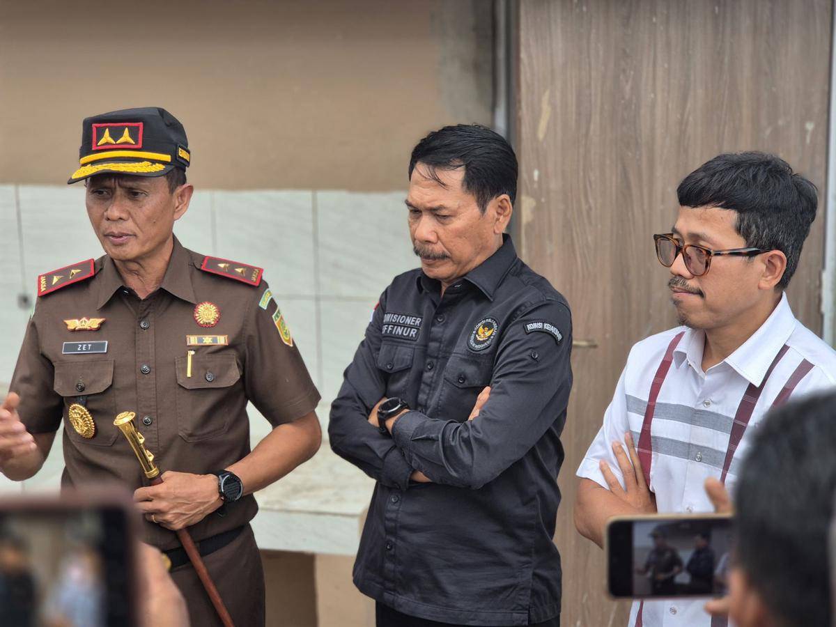 Komisi Kejaksaan Republik Indonesia meninjau rumah bagi eks pejuang Timor Timur di Kupang. (Dok Kejati NTT)