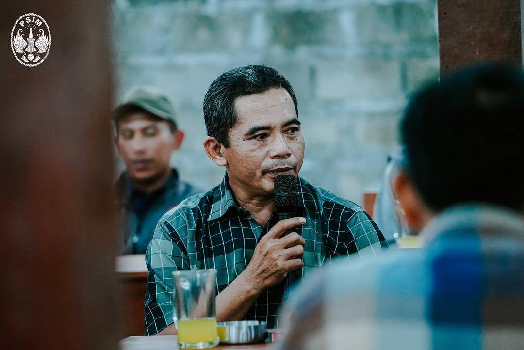 Potret silaturahmi dengan warga sekitar Stadion Maguwoharjo.
