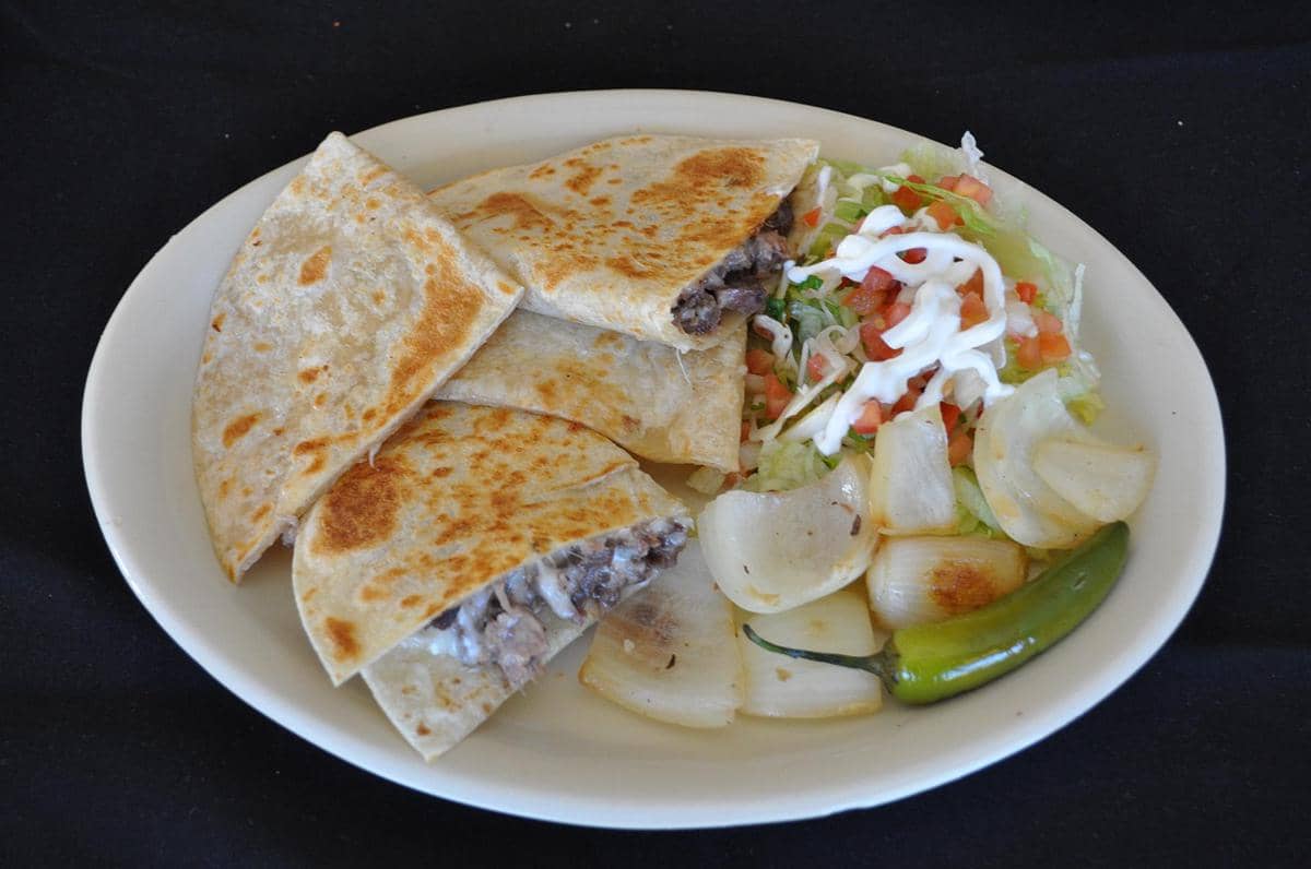 foto quesadilla dengan salad