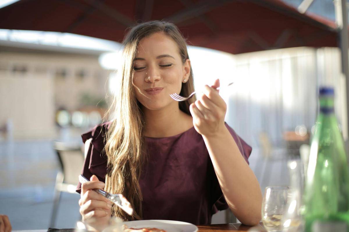 ilustrasi mindful eating (pexels.com/AndreaPiacquadio)