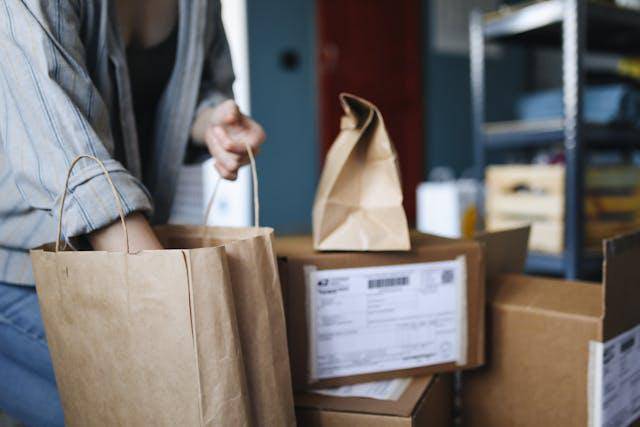 ilustrasi dropshipping (pexels.com/Polina Tankilevitch)