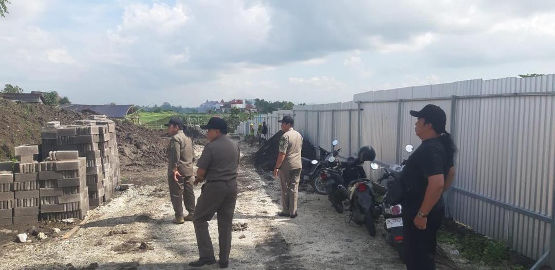 Satpol PP Tabanan Menghentikan Pembangunan Vila Tak Berizin
