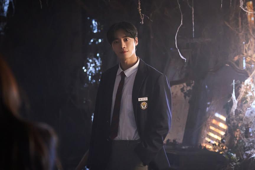 Apakah Bae Gyeon Woo Kerasukan di Ending Head Over Heels Episode 6?