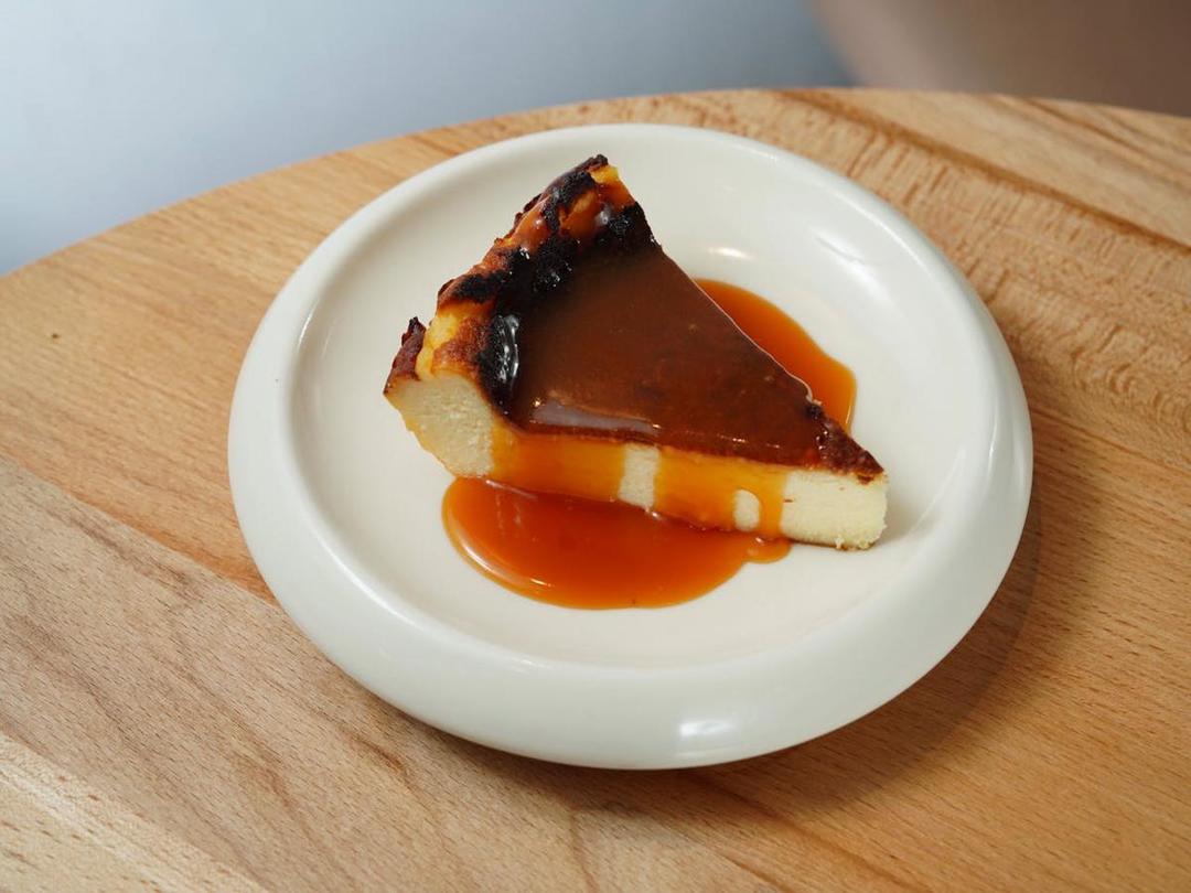 Ilustrasi mango burnt cheesecake