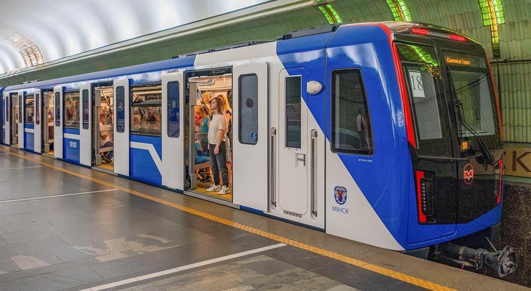 potret kereta api tiba di Minsk (commons.wikimedia.org/Homoatrox)