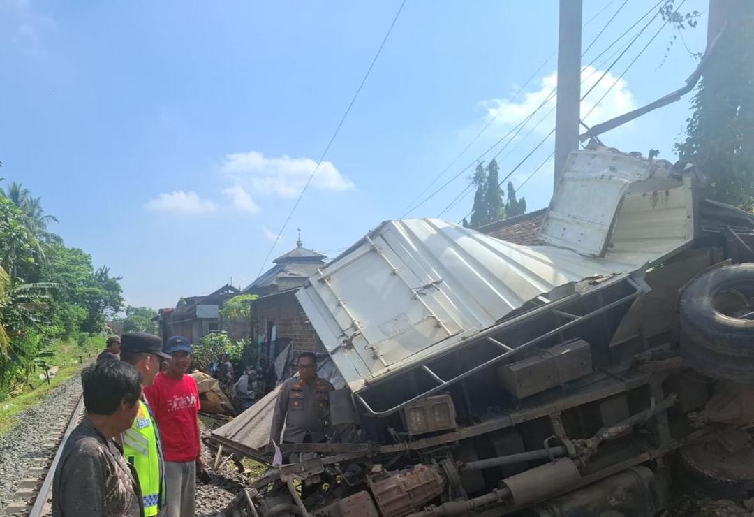 Kronologi KA Babaranjang Tabrak Truk Boks di Lamsel, Terseret 20 Meter