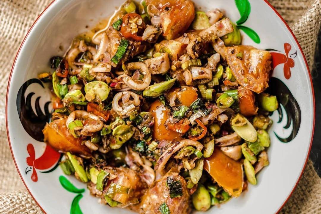 Potret menu Oseng Cumi Asin Kecombrang Pete 