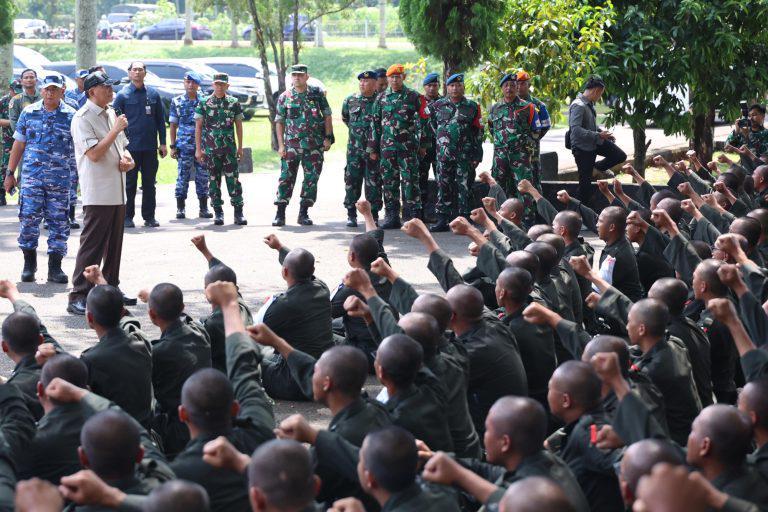 Momen Menhan Sjafrie meninjau kesiapan pelaksanaan program SPPI gelombang 3 (foto via kemhan.go.id)