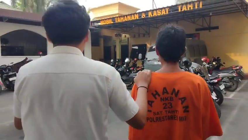Pak Ogah pelaku pelecehan seksual di Makassar ditangkap polisi, Rabu (9/7/2025)/Istimewa