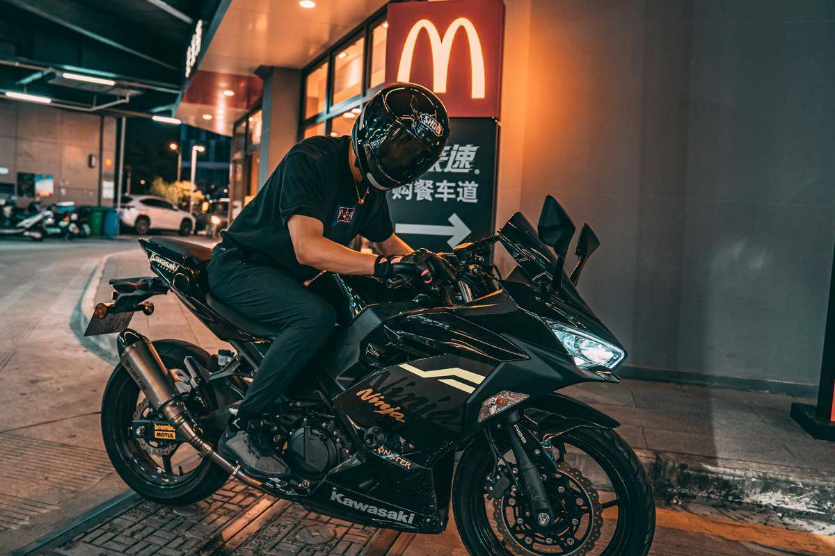 ilustrasi mengendarai motor (unsplash.com/Jingming Pan)