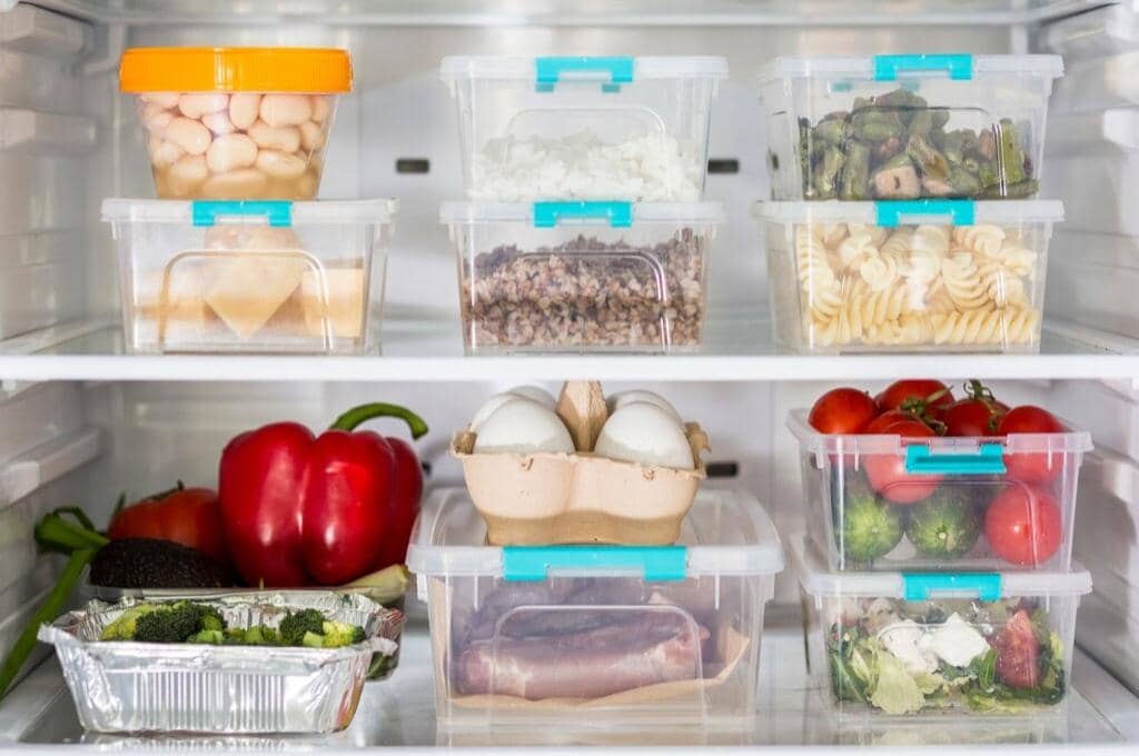 ilustrasi makanan di kulkas