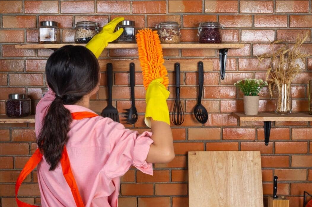 Membersihkan Area Dapur