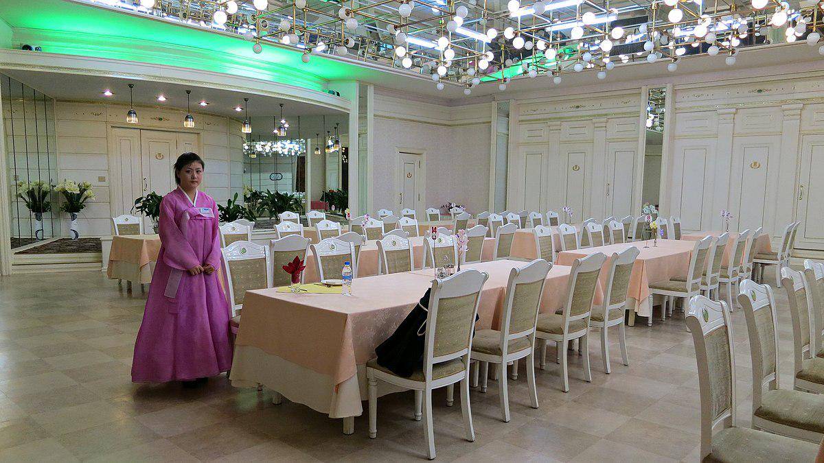 potret ruang makan di Hotel Koryo (commons.wikimedia.org/Tobias Nordhausen)