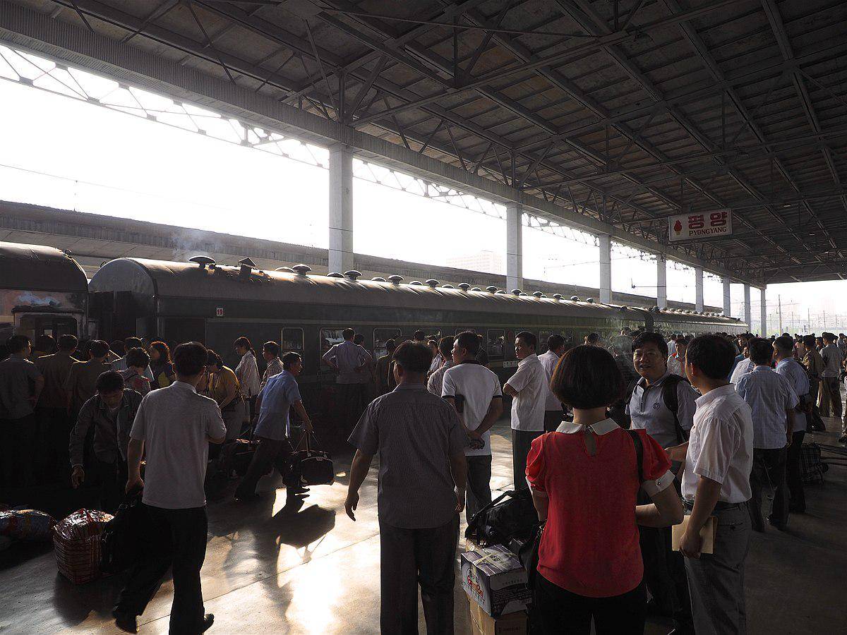 potret kedatangan penumpang kereta api dari Beijing di Stasiun Pyongyang (commons.wikimedia.org/Clay Gilliland)