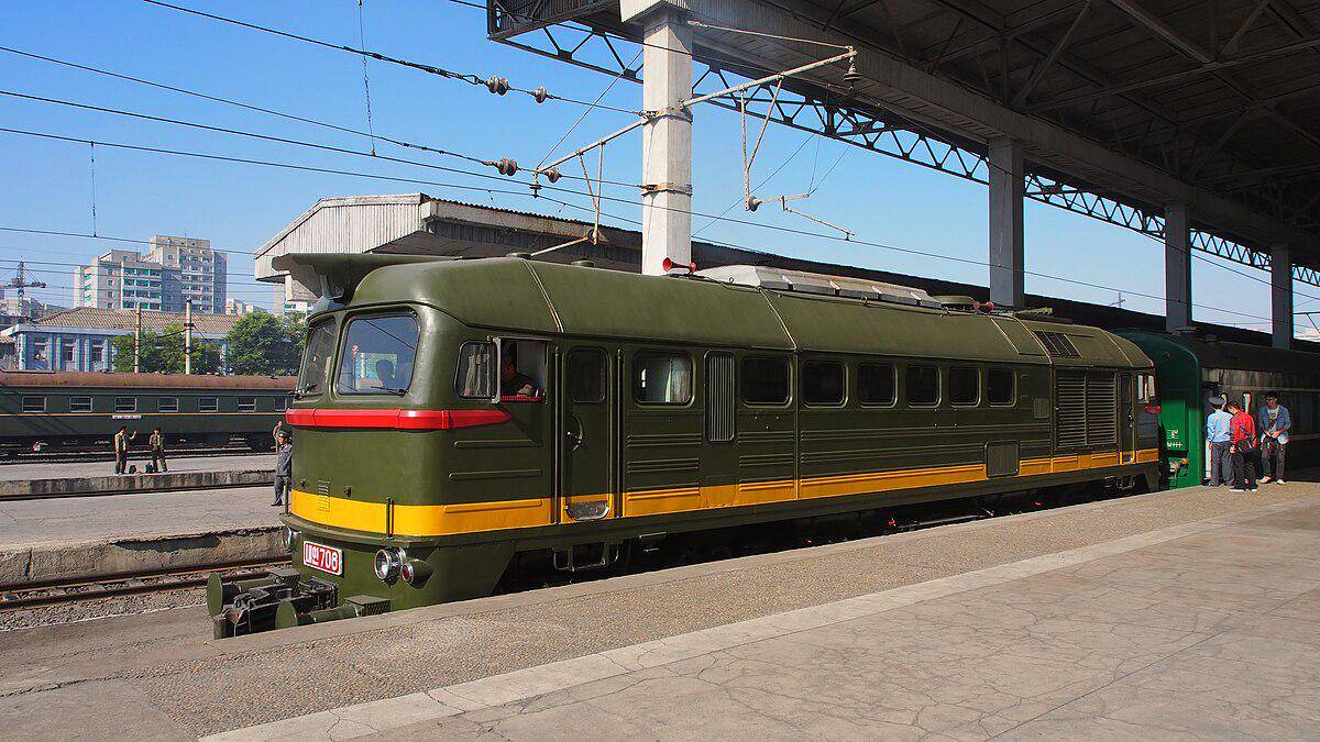 potret lokomotif diesel tipe M62 buatan Soviet di Stasiun Pyongyang (commons.wikimedia.org/Clay Gilliland)