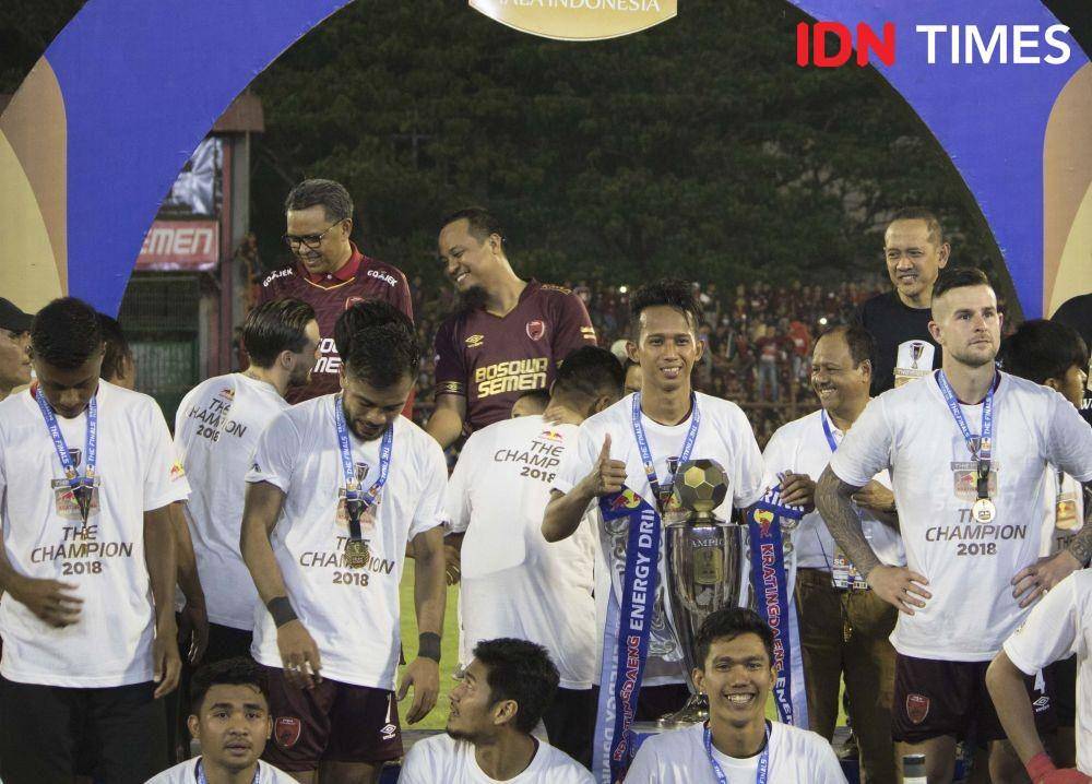 Para pemain PSM Makassar merayakan gelar juara Piala Indonesia 2018/2019 usai final leg kedua yang berlangsung di Stadion Andi Mattalatta Mattoanging, 6 Agustus 2019. (IDN Times/Achmad Hidayat Alsair)