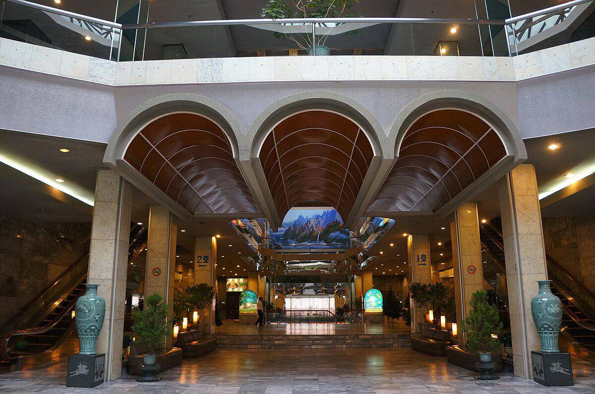 potret lobi Hotel Koryo (commons.wikimedia.org/Uri Tours)