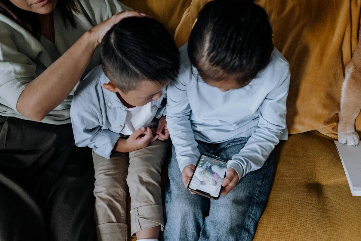 ilustrasi anak menonton video pendek (pexels.com/cottonbro studio)