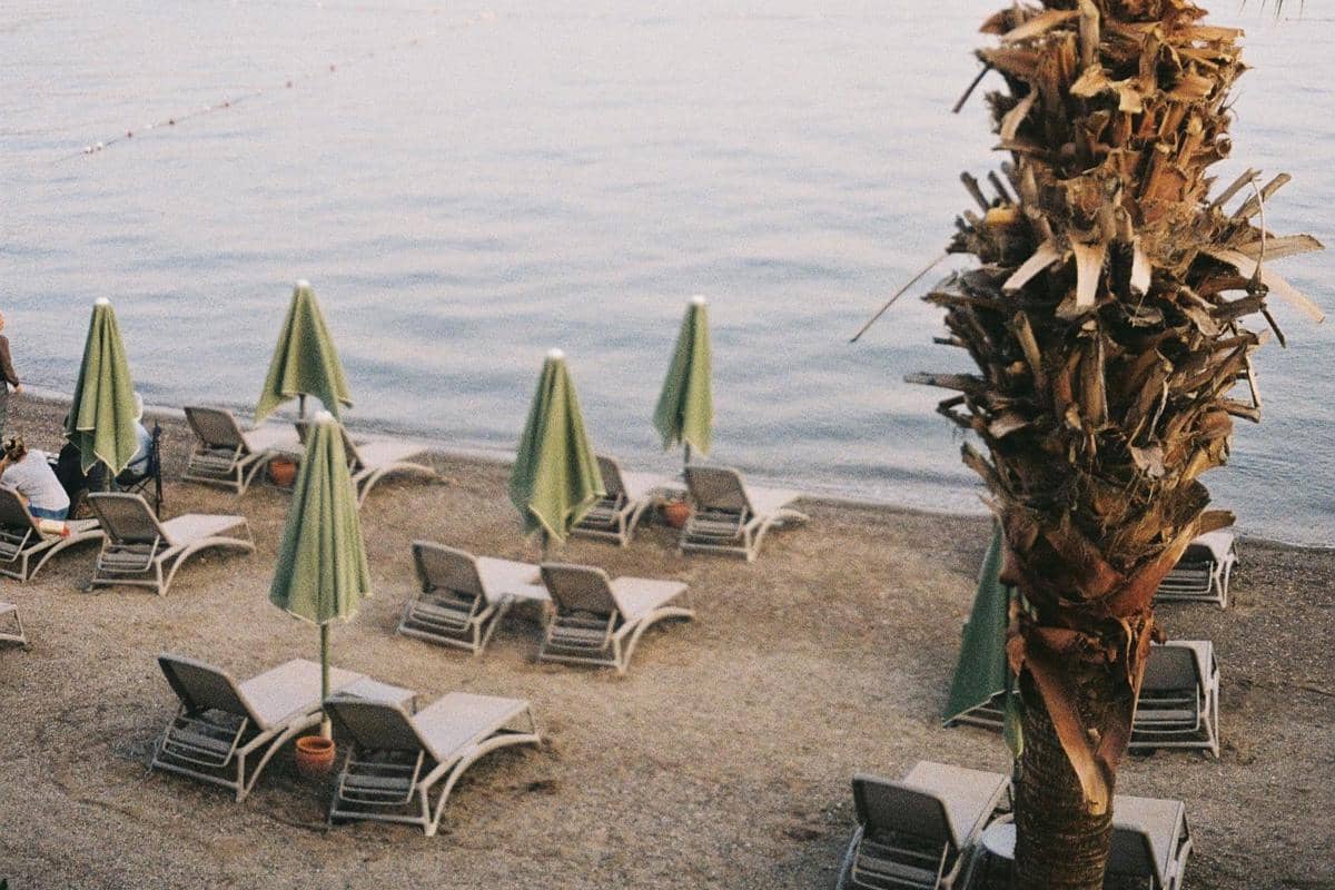 ilustrasi payung pantai