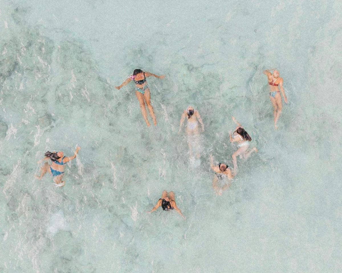 ilustrasi berenang di pantai