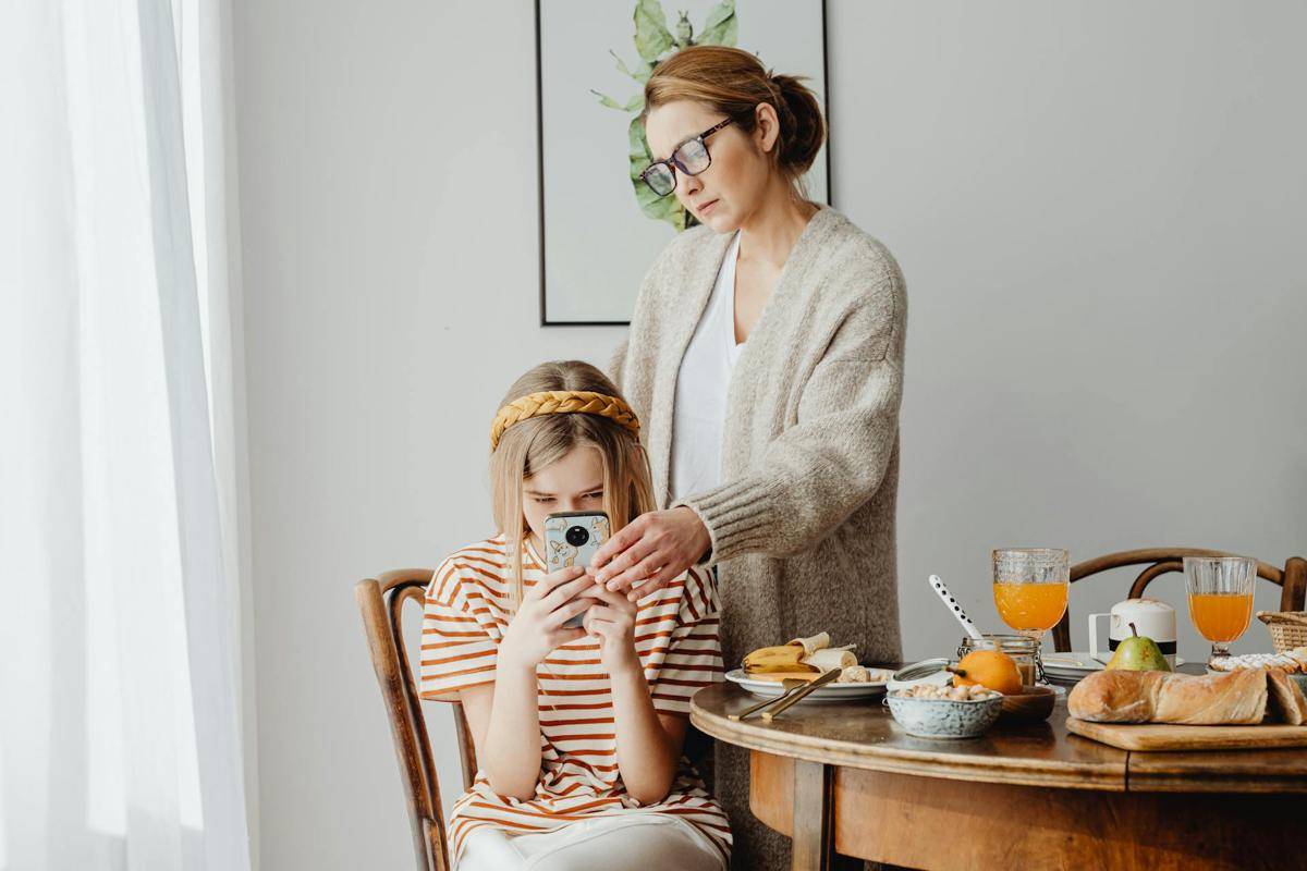 ilustrasi anak bermain ponsel dan seorang ibu (pexels.com/Photo By: Kaboompics.com)