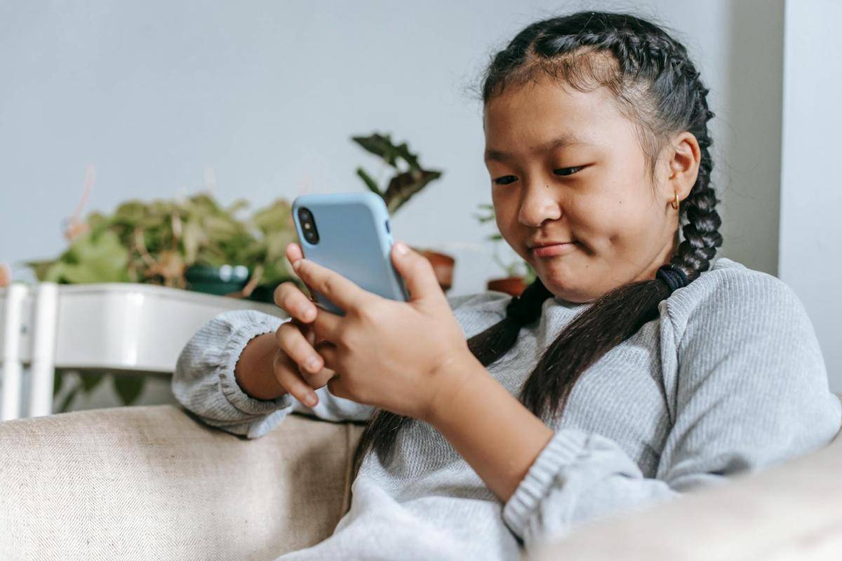 ilustrasi anak bermain ponsel (pexels.com/Katerina Holmes)