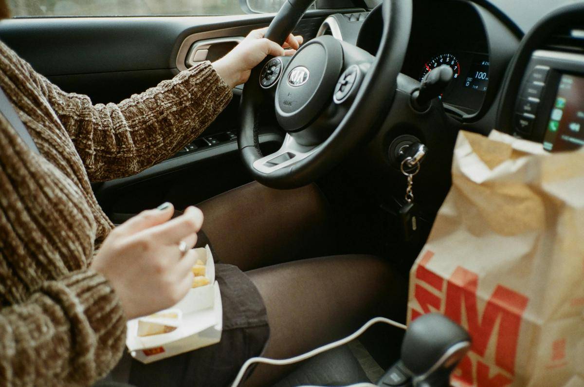 ilustrasi menyetir mobil manual (pexels.com/Darya Sannikova)