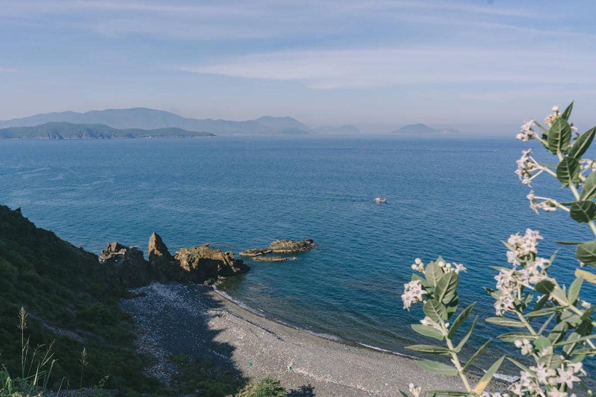 ilustrasi tebing pantai