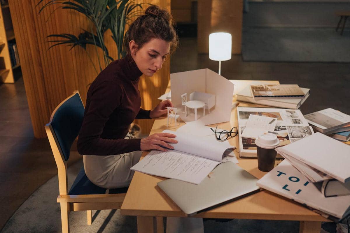 ilustrasi wanita yang sedang lembur dikejar deadline (pexels.com/Ron Lach)
