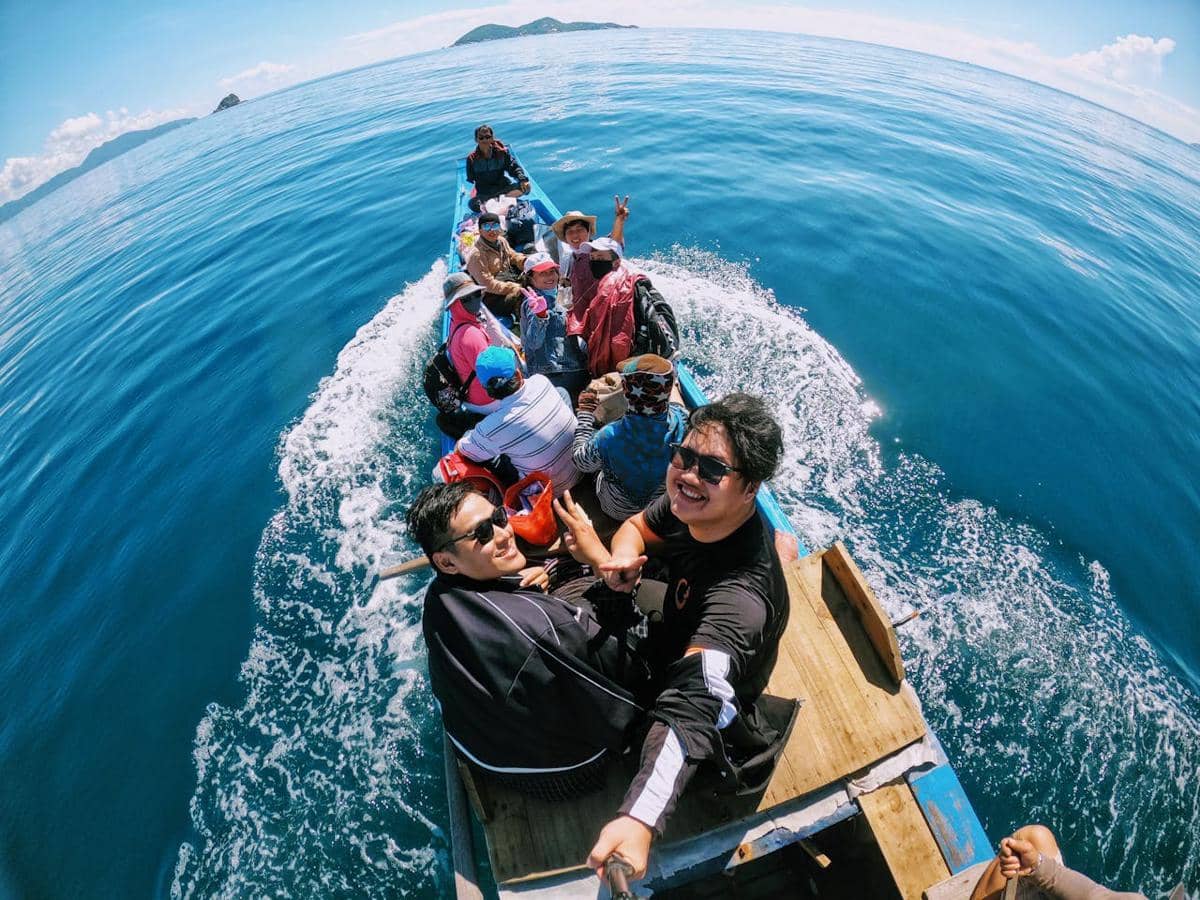 ilustrasi foto di atas perahu