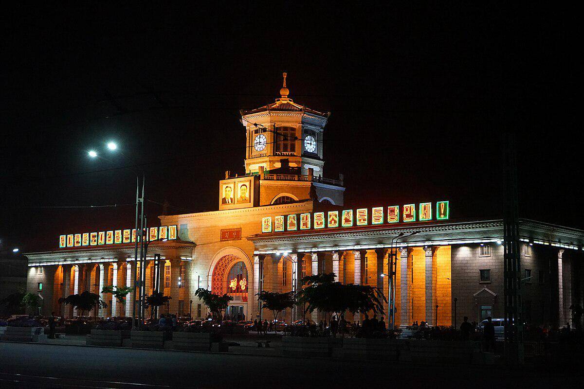 potret pemandangan Stasiun Pyongyang di malam hari (commons.wikimedia.org/東京のエビフライ)