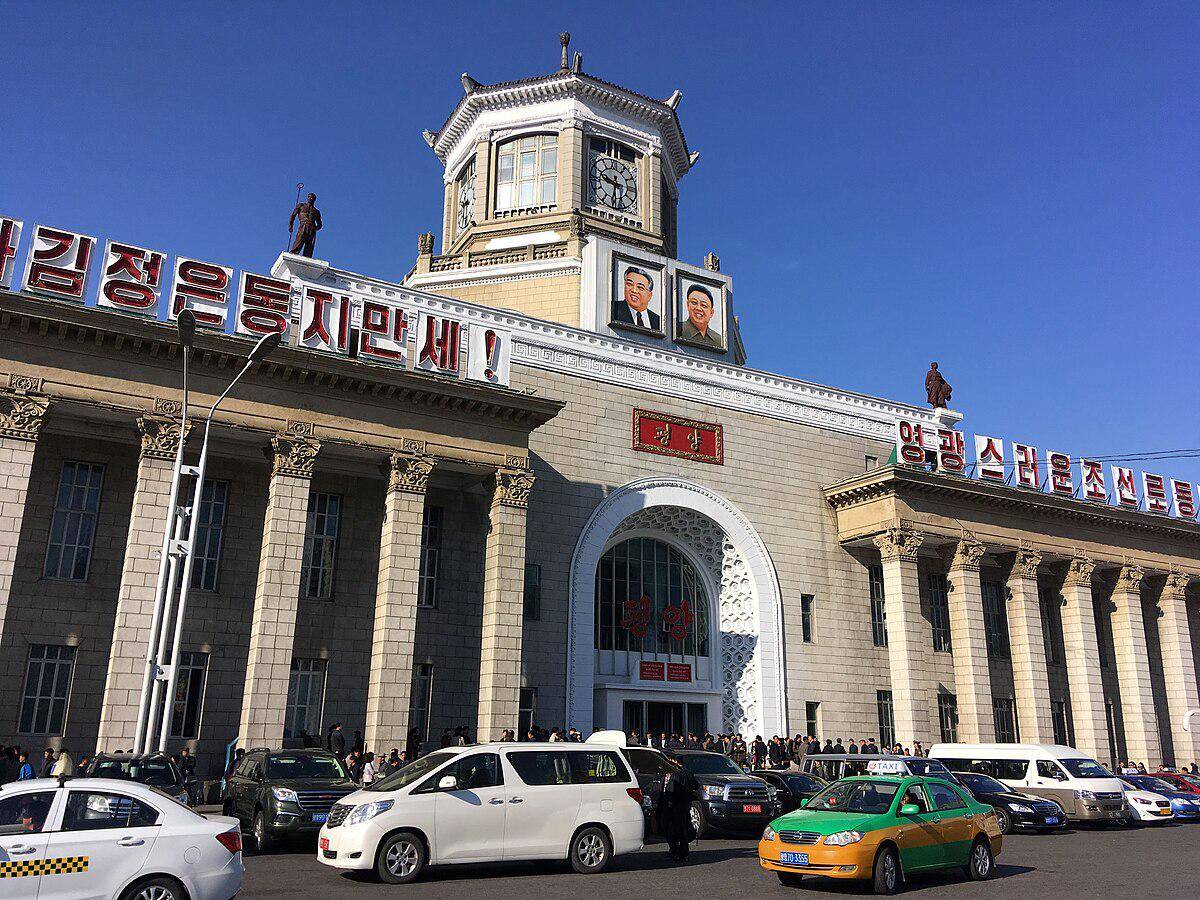potret bagian luar Stasiun Pyongyang (commons.wikimedia.org/Christophe95)