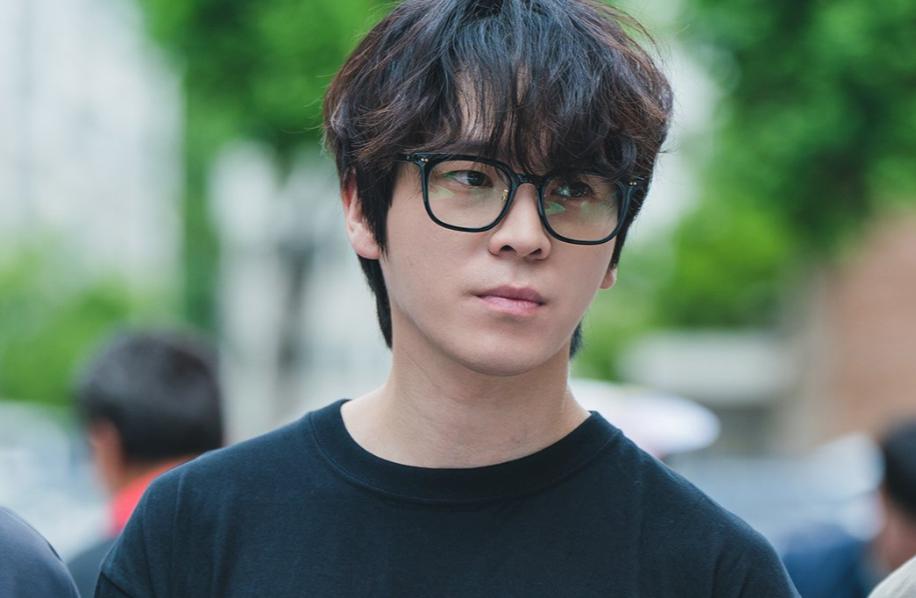 7 Teori Sosok Asli Satpam Muda Kim Gwang Gyu di Salon de Holmes