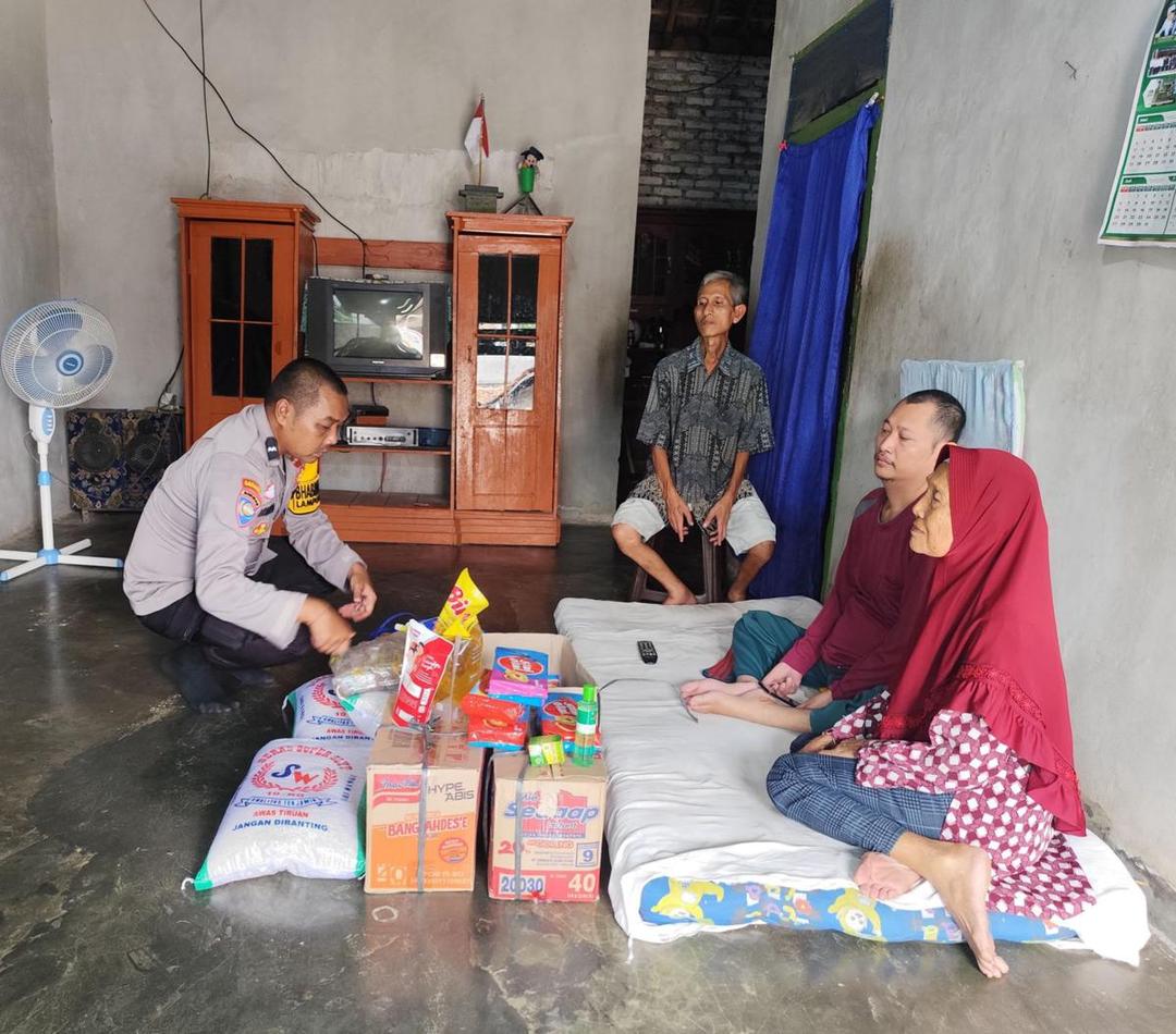 Kisah Aipda Leonardo Sisihkan Gaji Bantu Lansia Buta dan Anak Lumpuh
