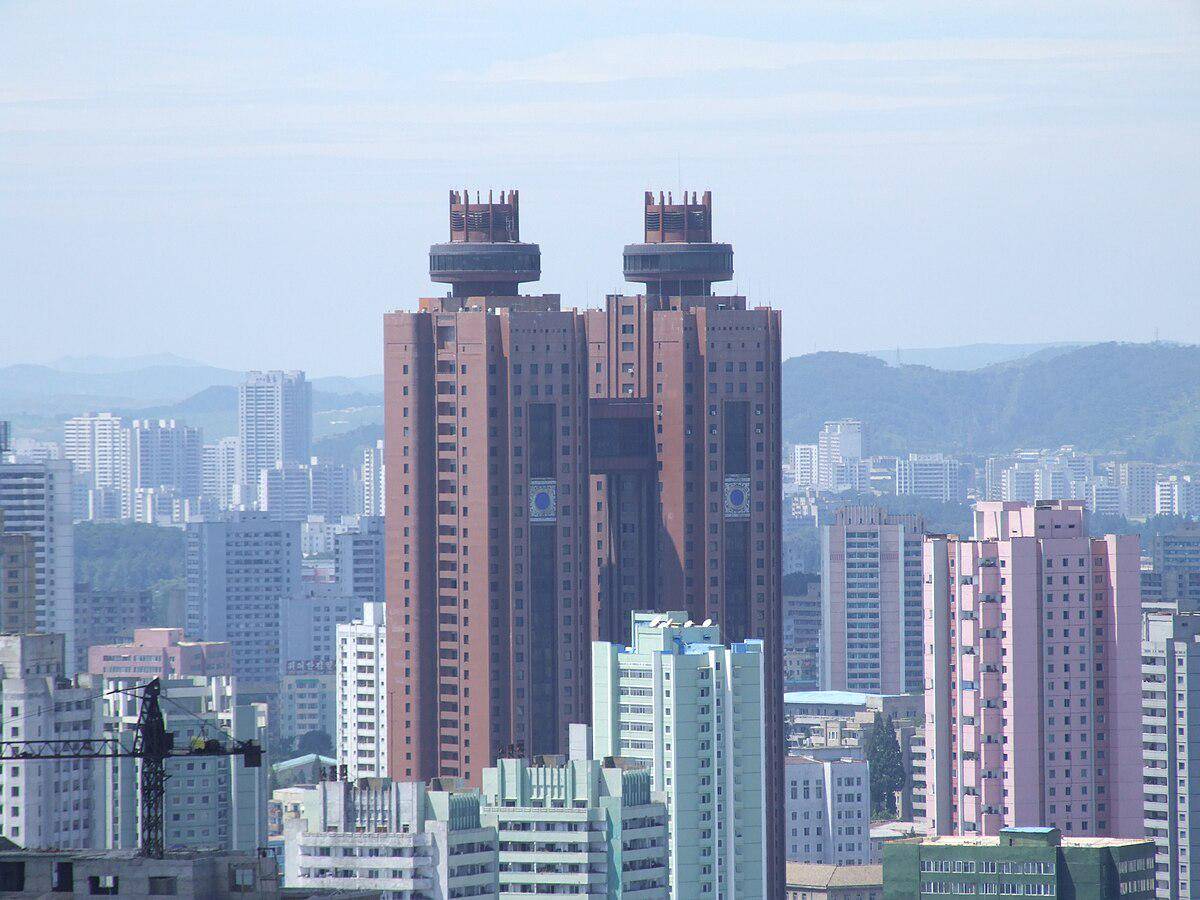 potret bagian luar Hotel Koryo yang menampilkan menara kembarnya (commons.wikimedia.org/Nicor)