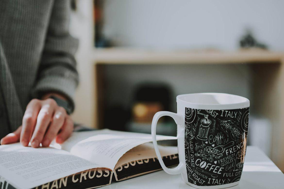 ilustrasi menikmati kopi (unsplash.com/lilartsy)
