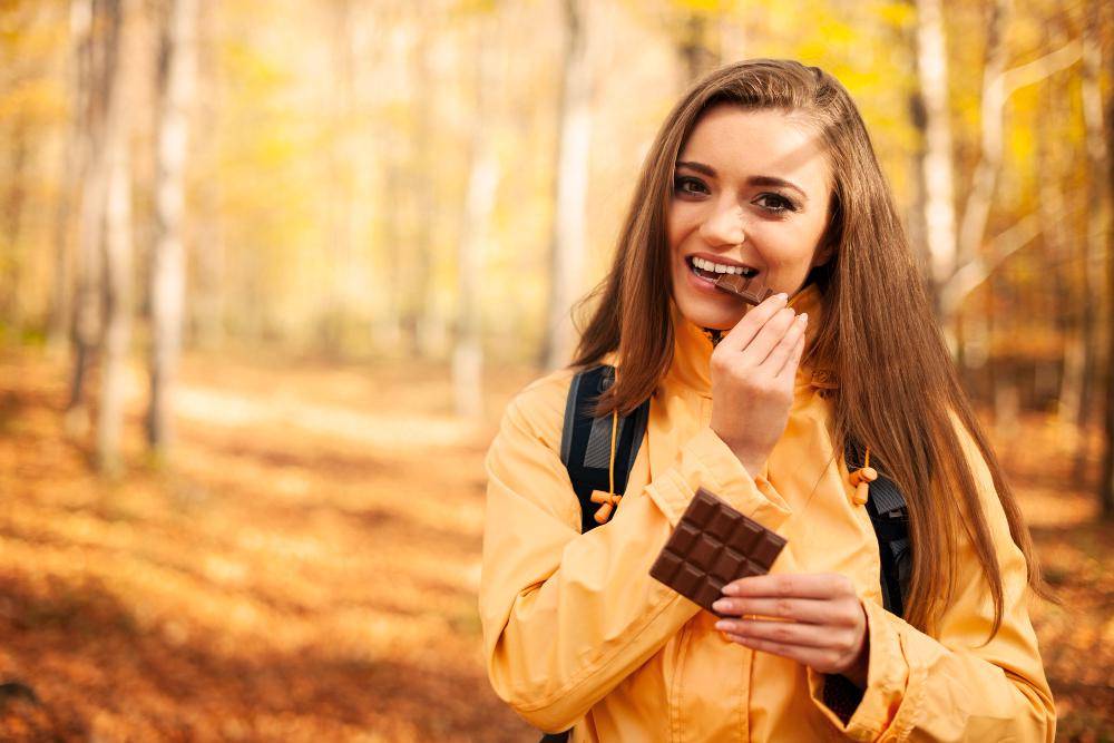 ilustrasi pendaki wanita menikmati cokelat (freepik.com/gpointstudio)