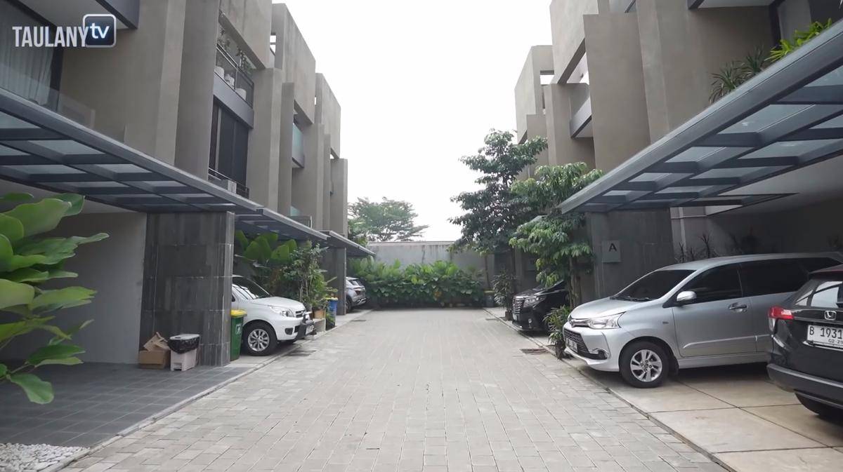 Rumah Aghniny Haque (YouTube/Taulany TV)