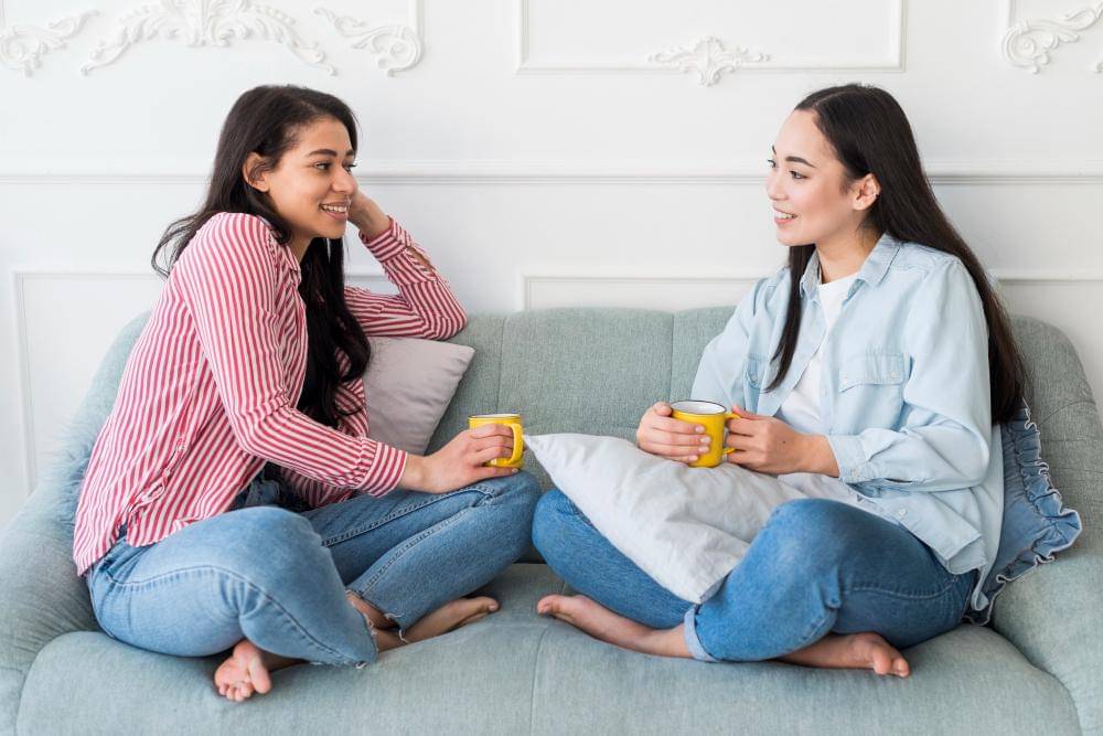 ilustrasi perempuan mengobrol (freepik.com/freepik)