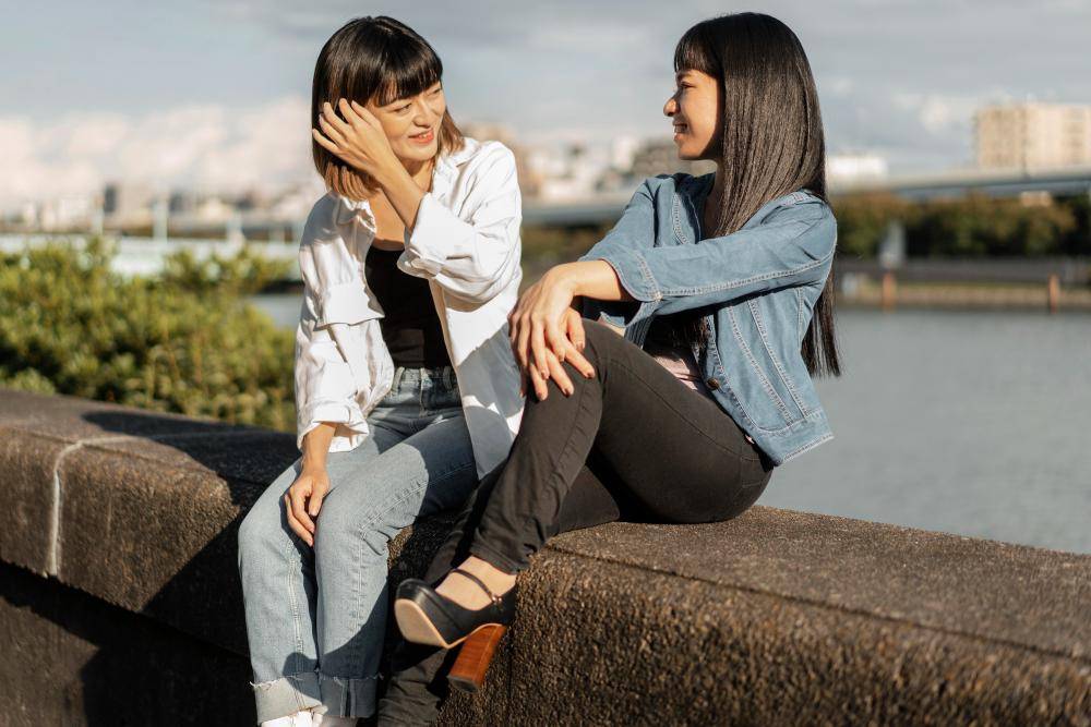 ilustrasi mengobrol dengan sahabat (freepik.com/freepik)
