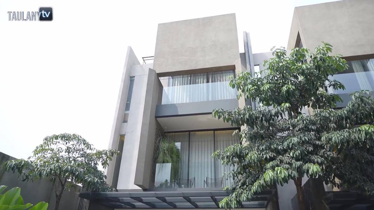 Rumah Aghniny Haque (YouTube/Taulany TV)