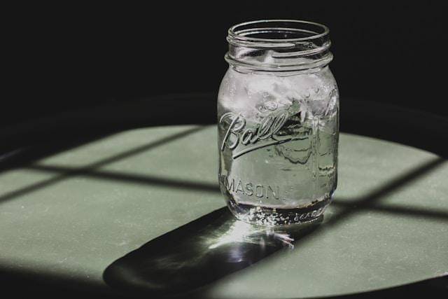 ilustrasi air dingin atau air es (unsplash.com/ Ethan Sykes)