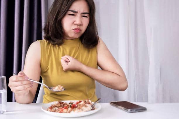 Wanita Asia yang menderita karena tersedak pada makanan atau tersedak saat makan dapat digunakan untuk disfagia (Istockphoto.com)